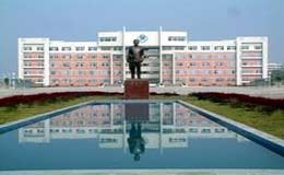 2亿元在城区东郊建设新的高安中学,2003年12月日举行奠基仪式,高安