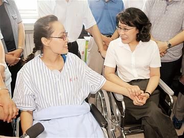 最美女教师获善款1572万 交其本人管理-中学