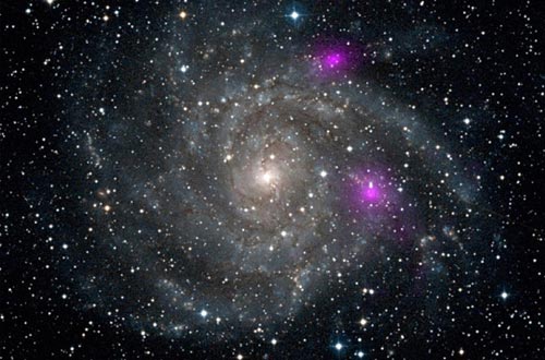 科学家近日发现神秘黑洞 位置偏离星系中心-英