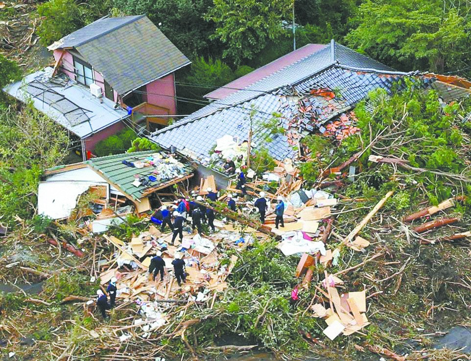 强台风造成日本多个地区房屋倒塌