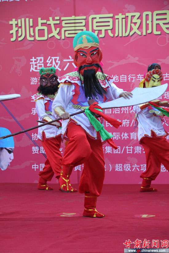 图为舞蹈演员在表演傩舞.