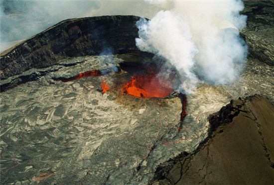 盘点全球5大惊险旅游地 飞越夏威夷火山