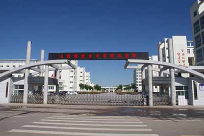 在新的一届领导班子带领下,我校强力推进新课程改革,彻底更新办学新