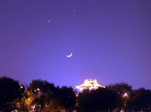 我国境内天空出现"双星伴月"(图集)