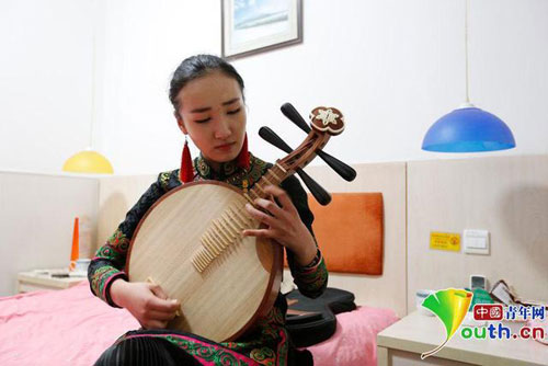 巫润莉在演奏月琴.记者 张炎良摄